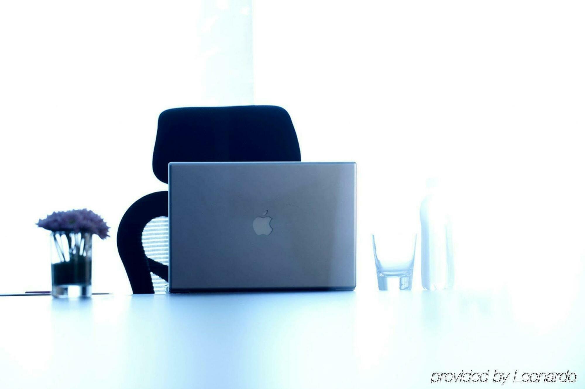 Hotel Taj Yeshwantpur Bengaluru Extérieur photo A laptop computer